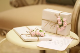 Celebrating Love: A Guide to Anniversary Gifts by Year (UK vs. US Traditions)